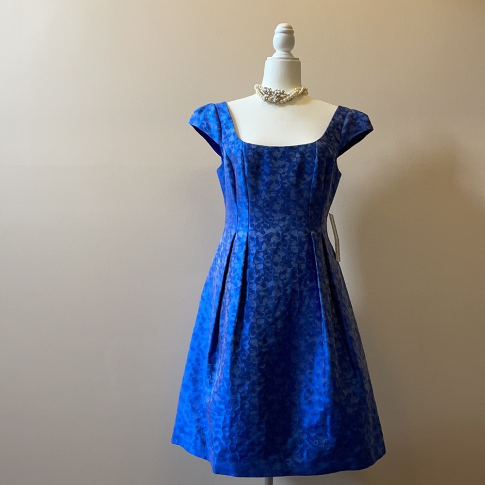 Midi dress with pockets.